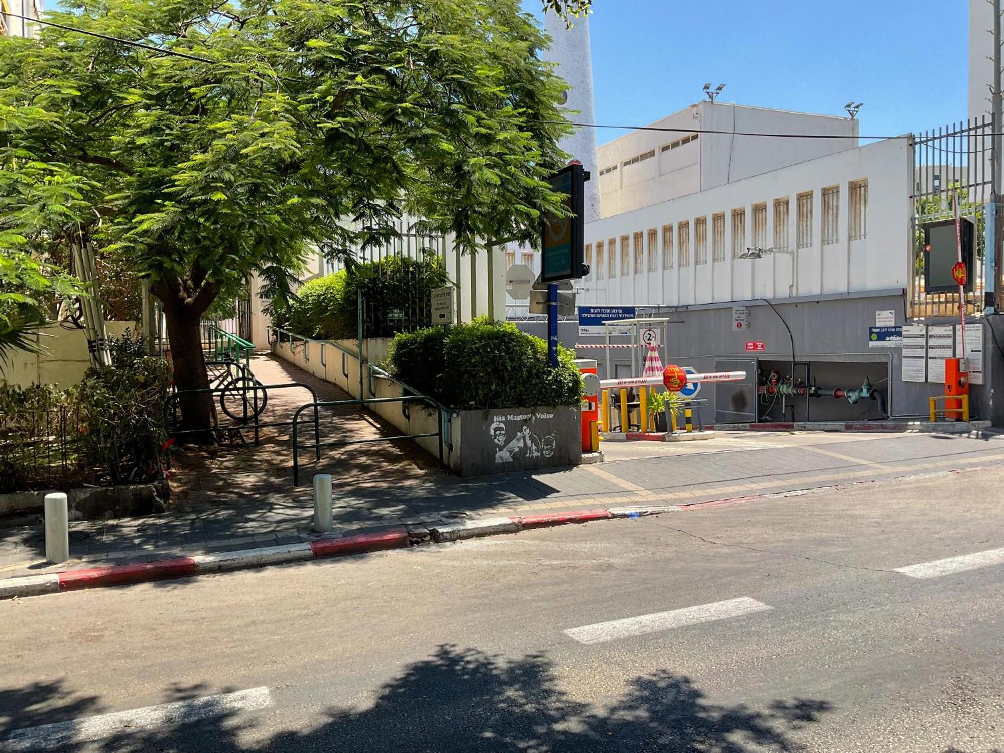 Meir Dizengoff With Shelter Apartment