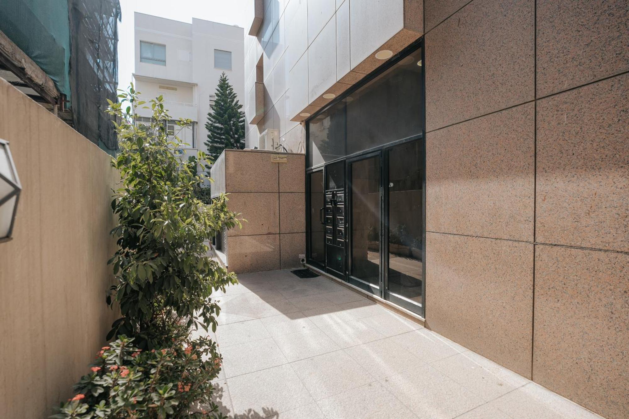 Meir Dizengoff With Shelter *